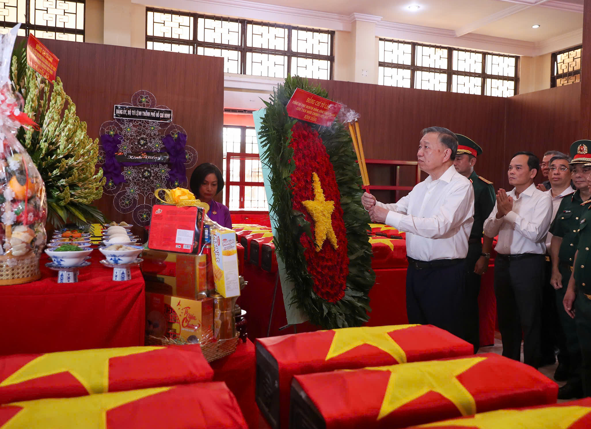 Tổng Bí thư, Chủ tịch nước Tô Lâm dâng hoa, dâng hương tưởng niệm các anh hùng liệt sĩ tại Công viên Lê Thị Riêng